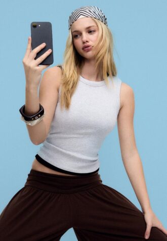 B04 Haut moulant basique sans manches