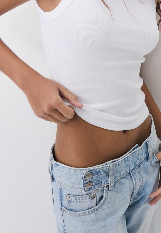 B04 Haut moulant basique sans manches