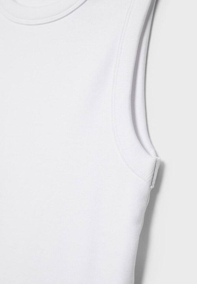 B04 Haut moulant basique sans manches