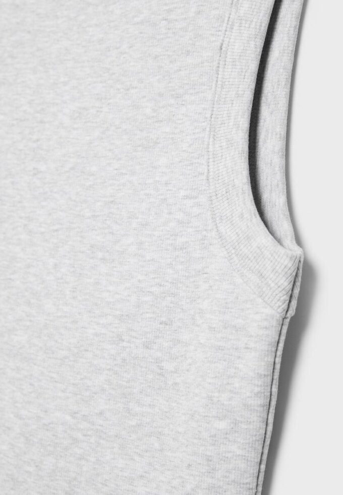 B04 Haut moulant basique sans manches