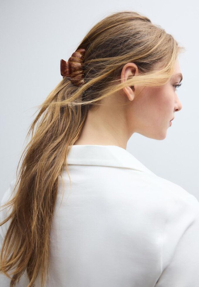 Barrette en forme de croissant