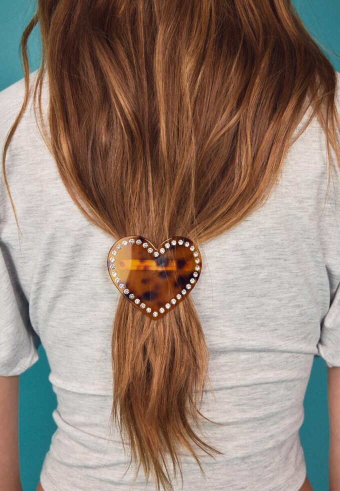 Barrette en fourrure avec clous en forme de cœur