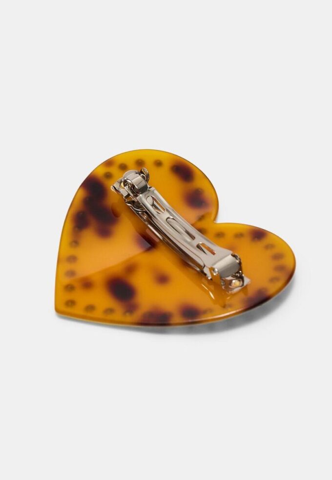 Barrette en fourrure avec clous en forme de cœur