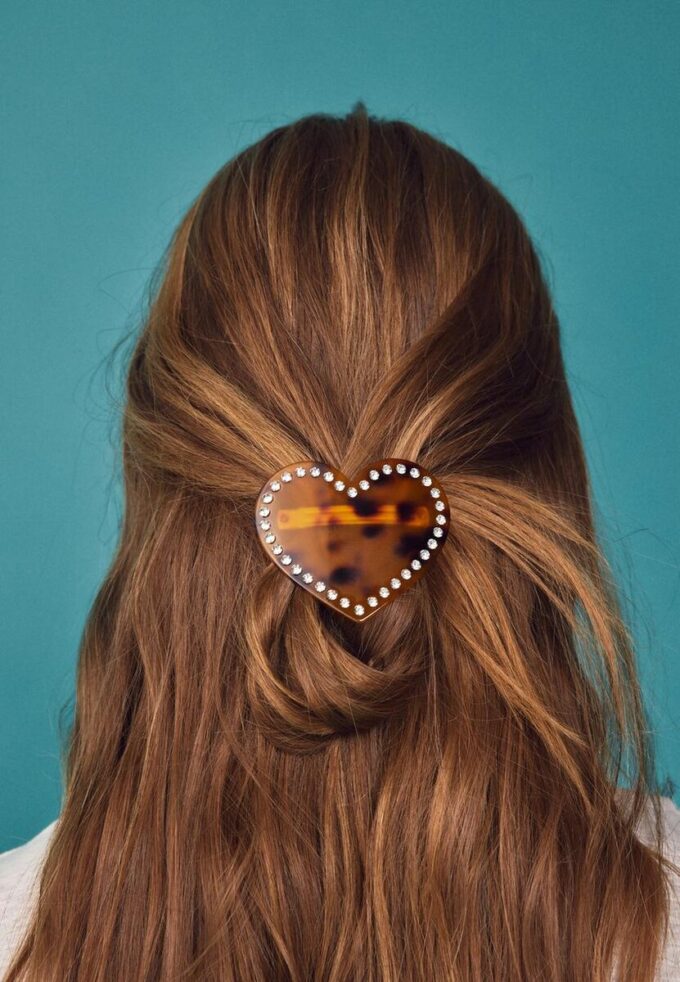 Barrette en fourrure avec clous en forme de cœur