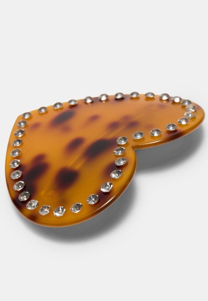 Barrette en fourrure avec clous en forme de cœur