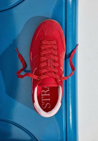 Baskets à semelle plate avec détails en cuir