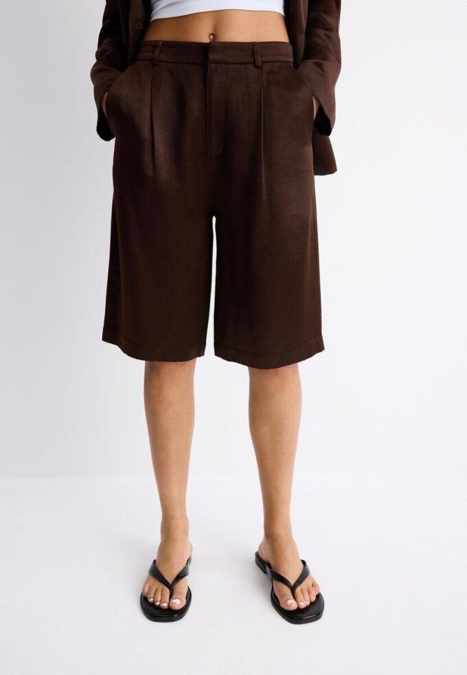 Bermuda en satin avec pinces