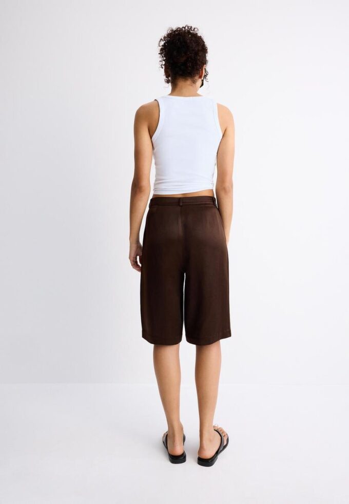 Bermuda en satin avec pinces