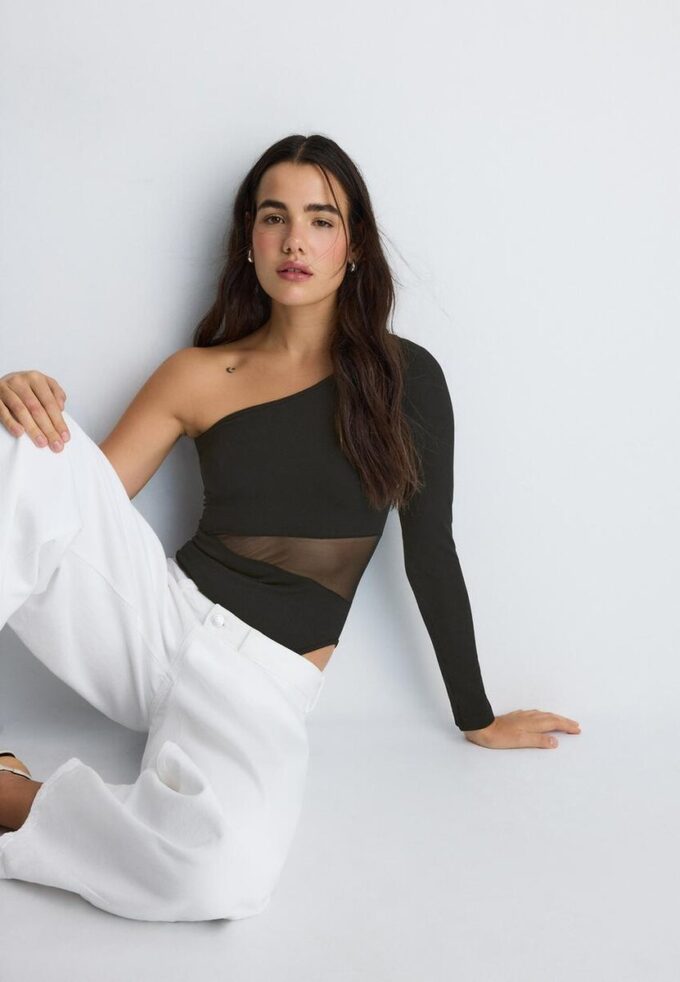 Body asymétrique avec détails transparents