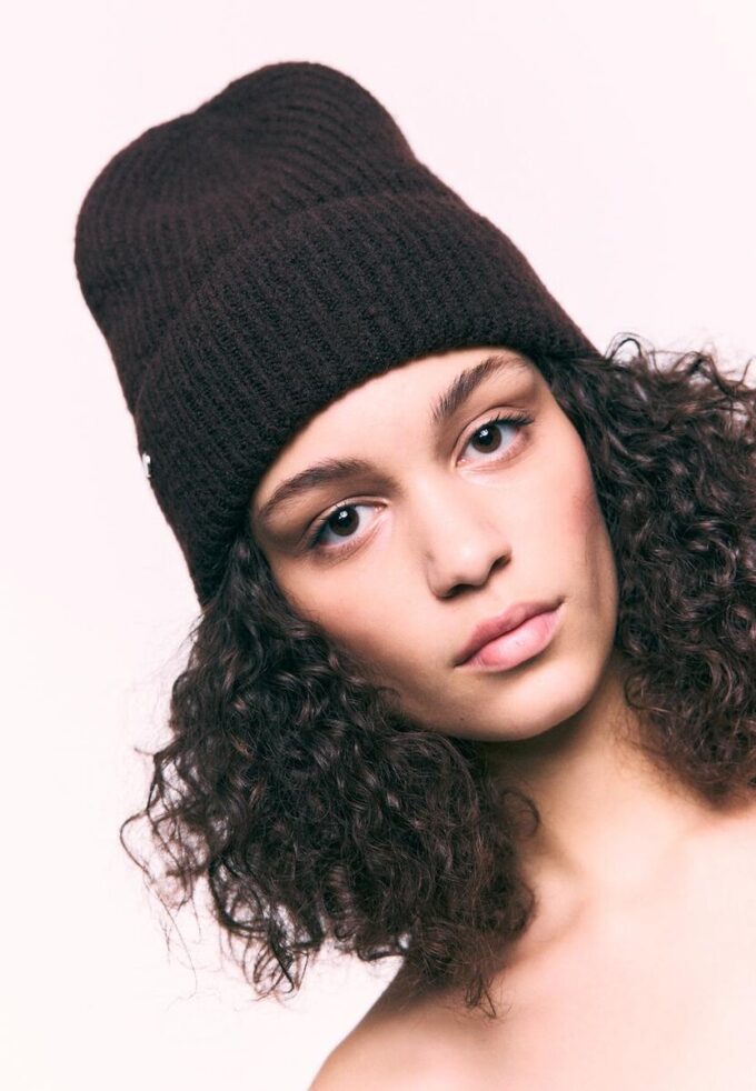 Bonnet côtelé avec plaque