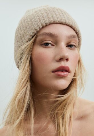 Bonnet côtelé avec plaque