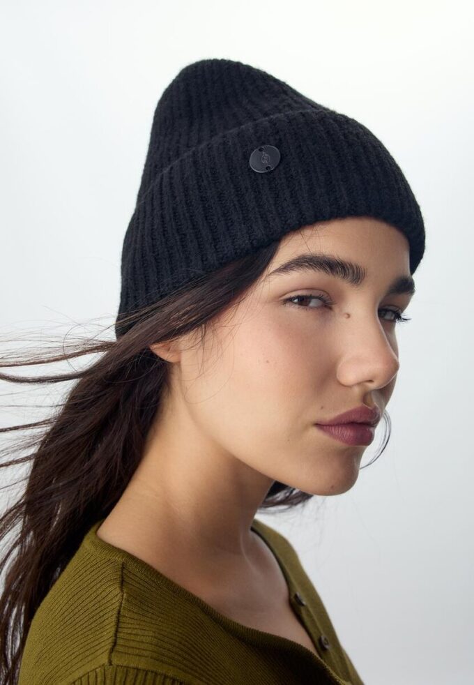 Bonnet côtelé avec plaque