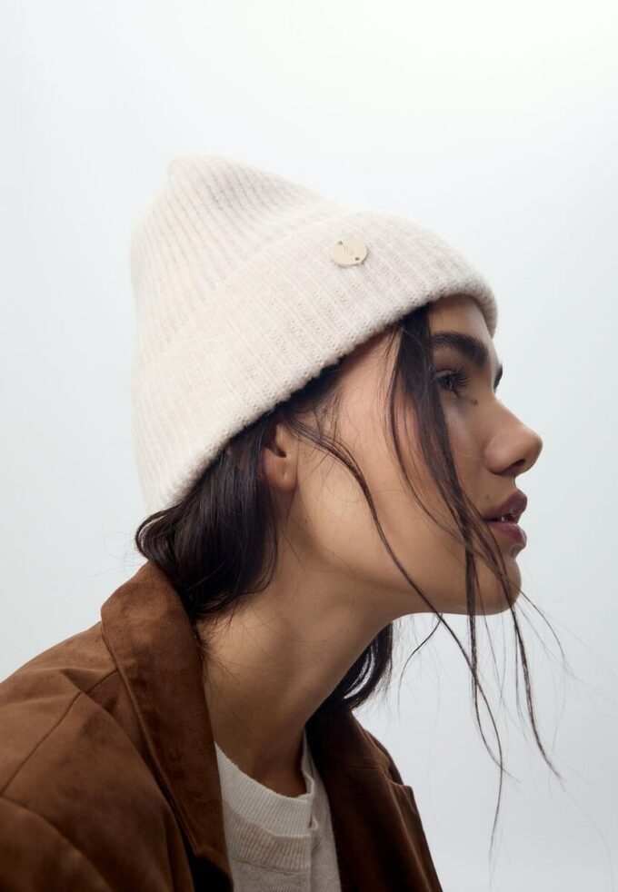 Bonnet côtelé avec plaque