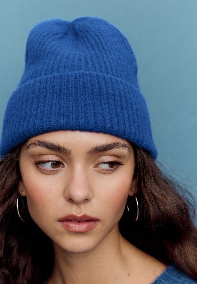 Bonnet côtelé avec plaque