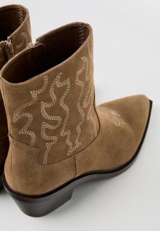 Bottines en cuir à talons style cowboy