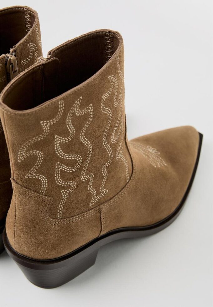 Bottines en cuir à talons style cowboy Bottines en cuir à talons style cowboy