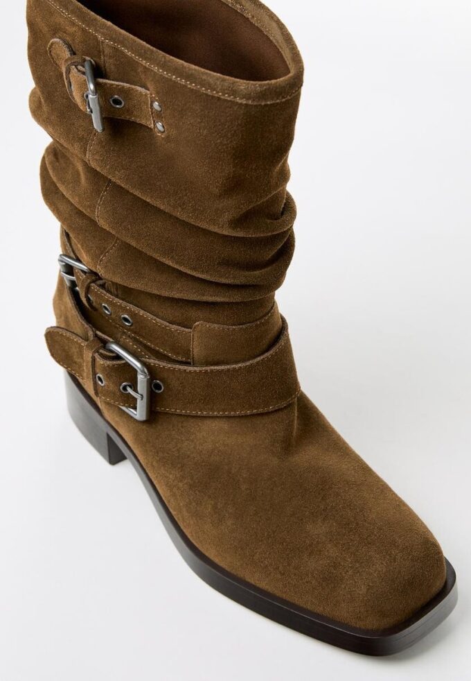 Bottines plates en cuir à boucle