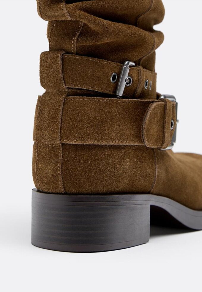 Bottines plates en cuir à boucle