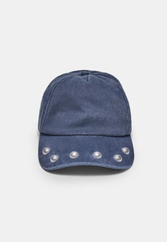 Casquette cloutée effet délavé