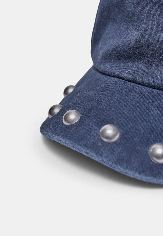 Casquette cloutée effet délavé