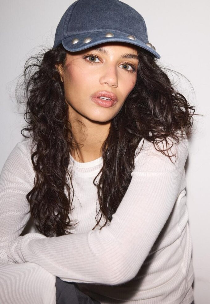 Casquette cloutée effet délavé