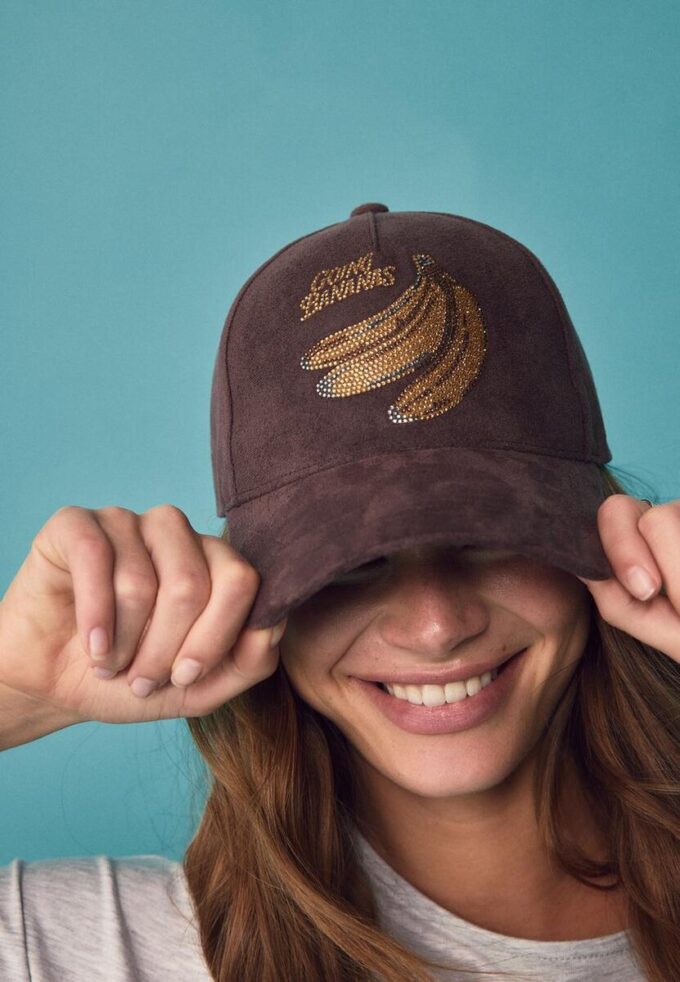Casquette en simili-suède avec slogan
