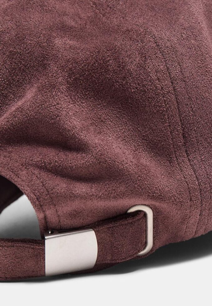 Casquette en simili-suède avec slogan