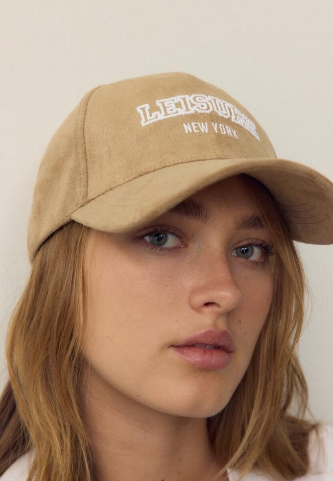 Casquette en simili-suède avec slogan