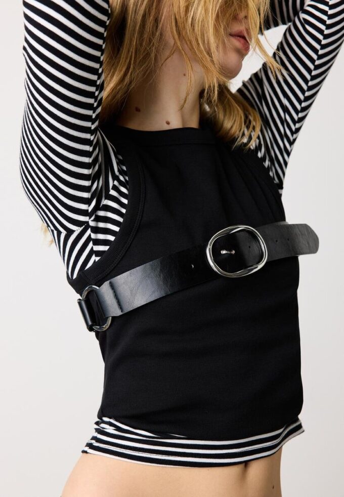 Ceinture à boucle latérale