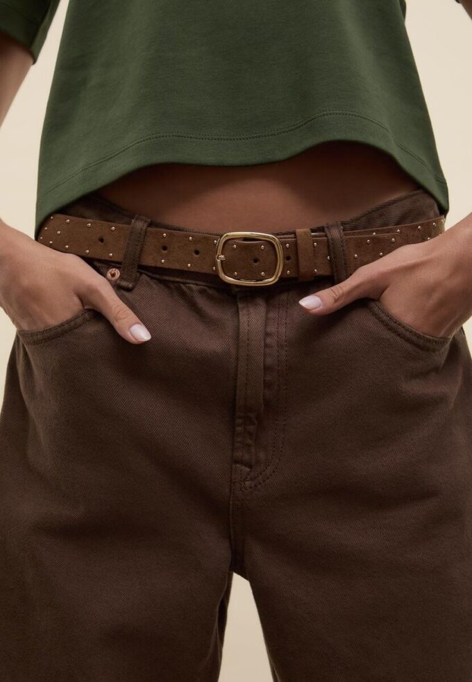 Ceinture à clous dorés