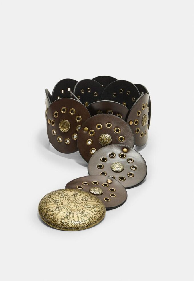 Ceinture cloutée avec plaque