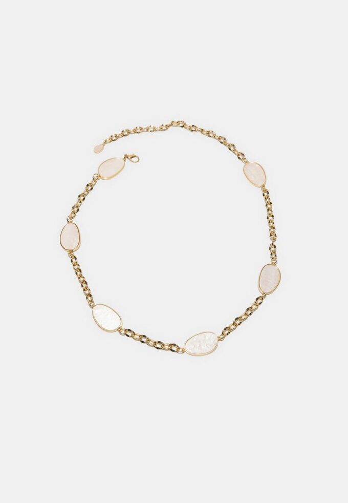 Ceinture en métal avec pierres colorées et chaîne