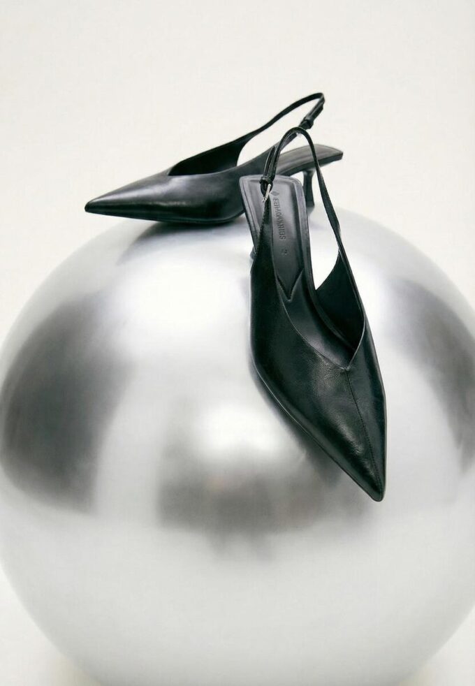 Chaussures à talons bobines et col en V