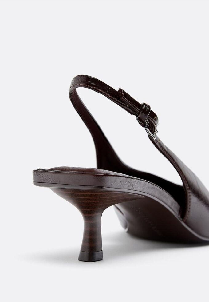 Chaussures à talons bobines et col en V