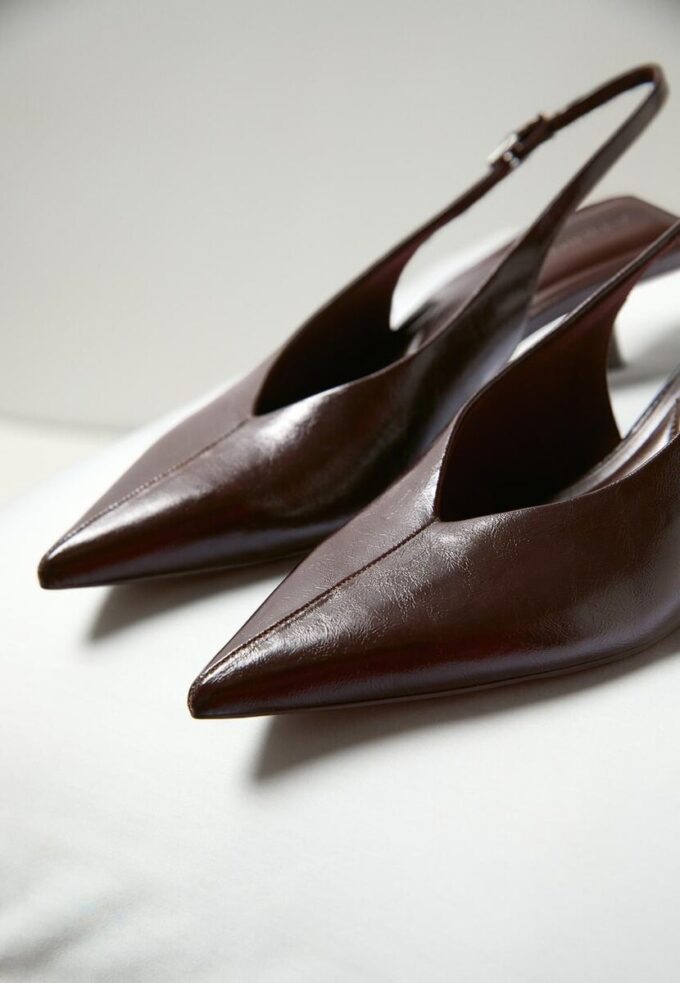 Chaussures à talons bobines et col en V