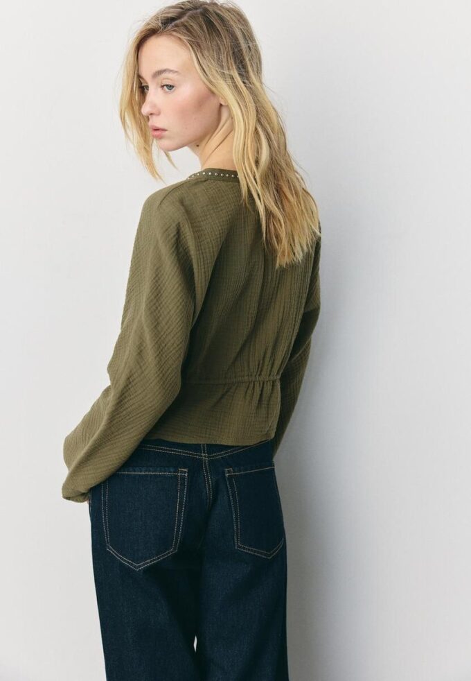 Chemise ajourée cloutée