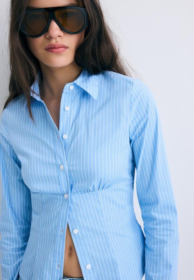 Chemise ajustée avec couture sous la poitrine