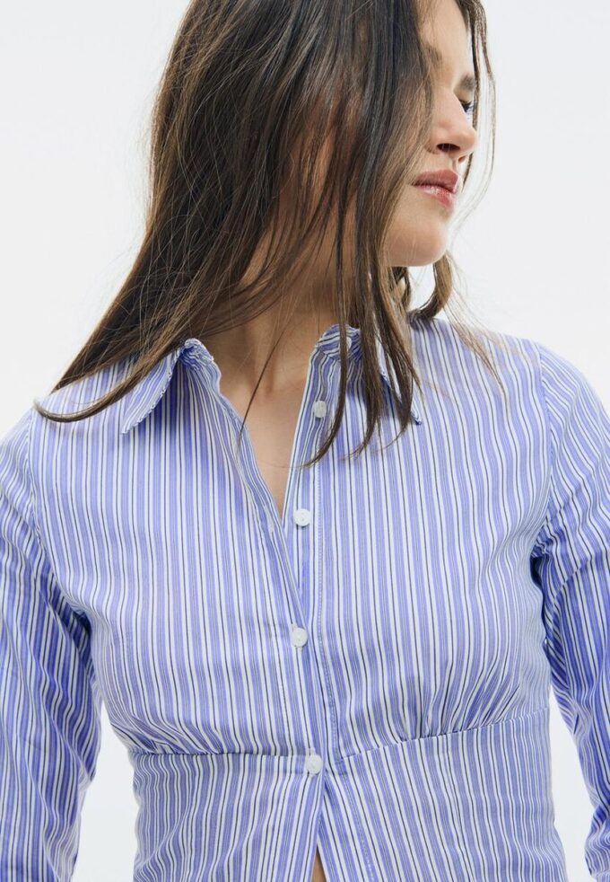 Chemise ajustée avec couture sous la poitrine