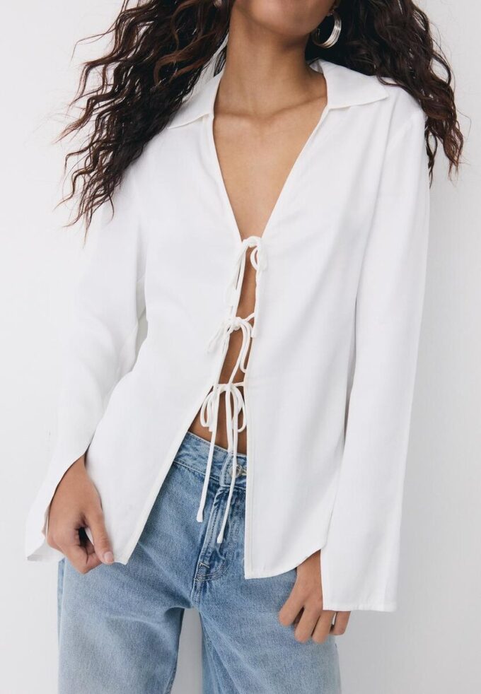 Chemise en satin avec liens