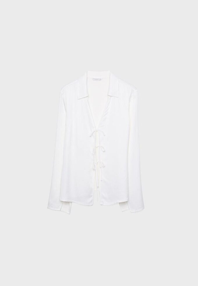 Chemise en satin avec liens