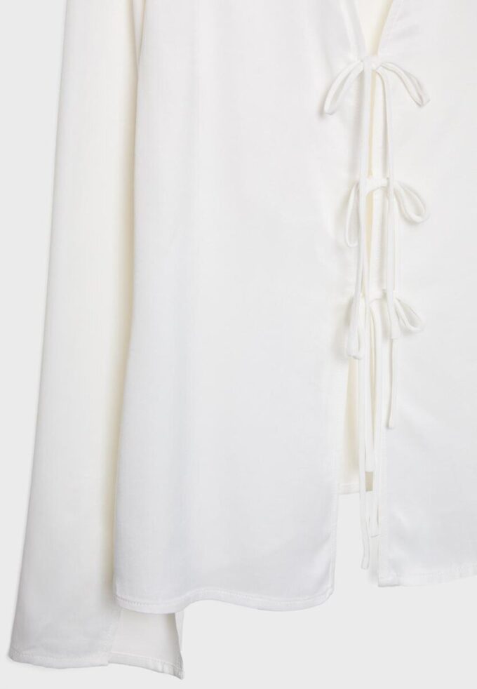 Chemise en satin avec liens