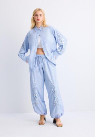 Chemise à manches brodées