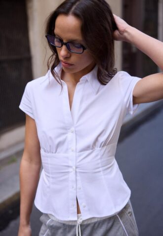 Chemise à manches courtes avec couture sous la poitrine