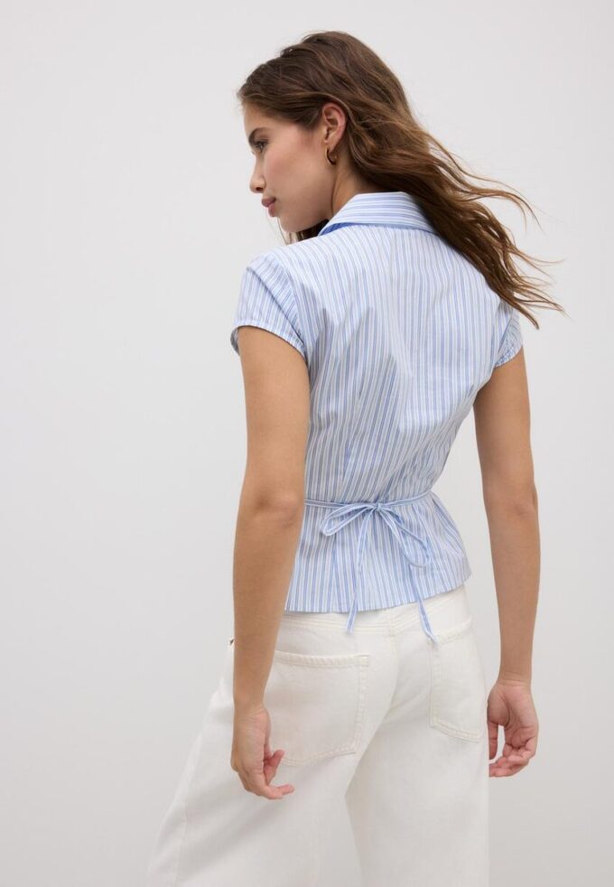 Chemise à manches courtes avec couture sous la poitrine Chemise à manches courtes avec couture sous la poitrine