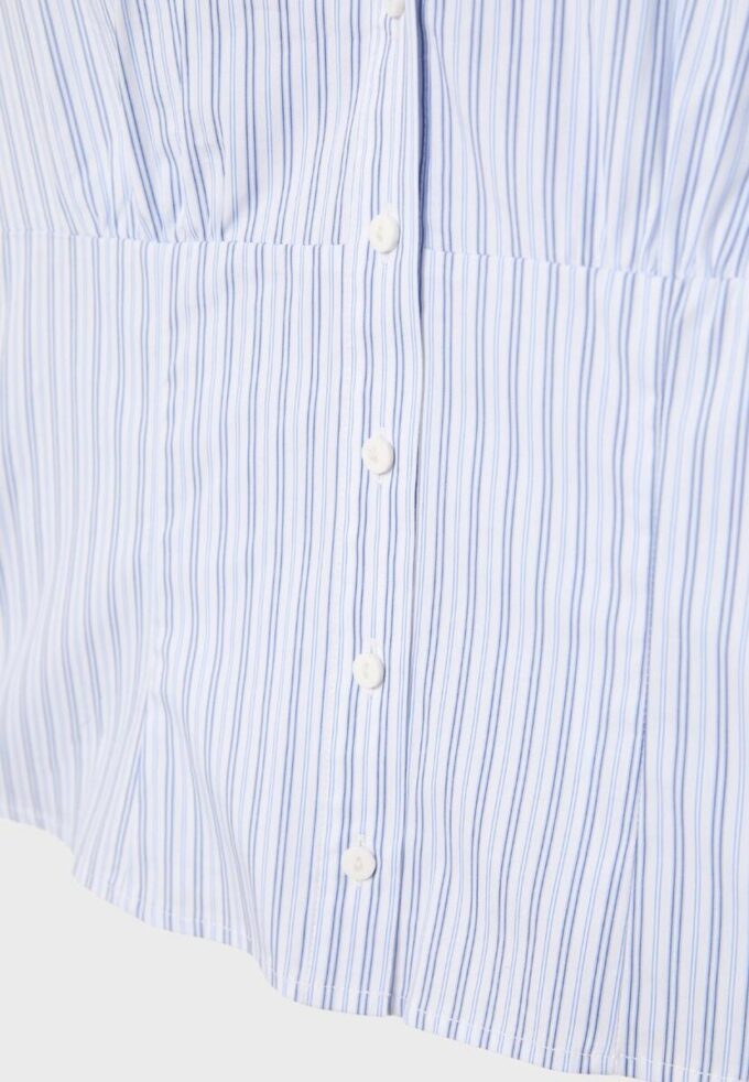 Chemise à manches courtes avec couture sous la poitrine Chemise à manches courtes avec couture sous la poitrine