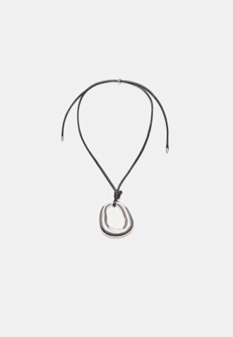 Collier à cordon avec breloque