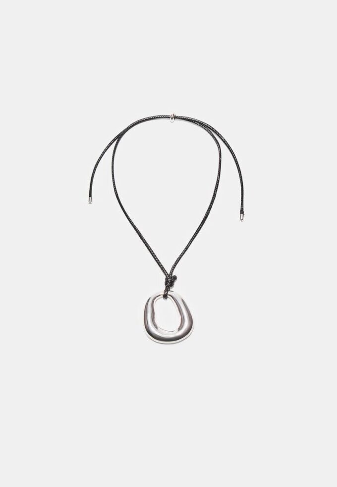 Collier à cordon avec breloque