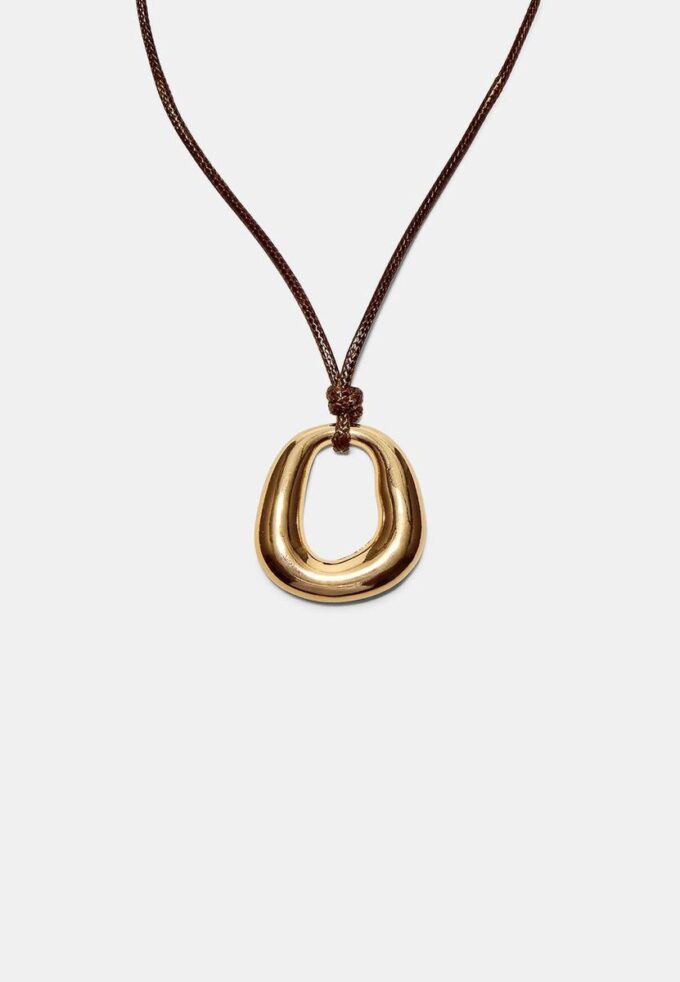 Collier à cordon avec breloque