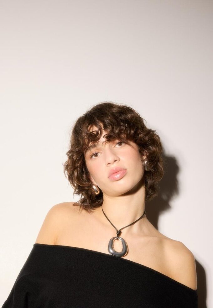 Collier à cordon avec breloque