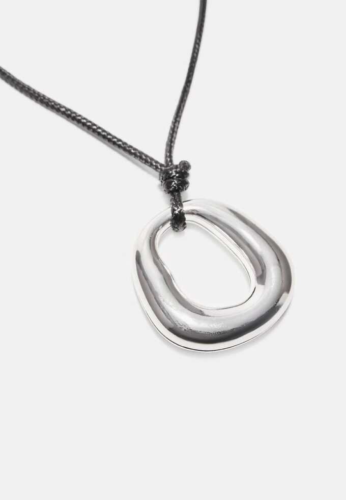 Collier à cordon avec breloque